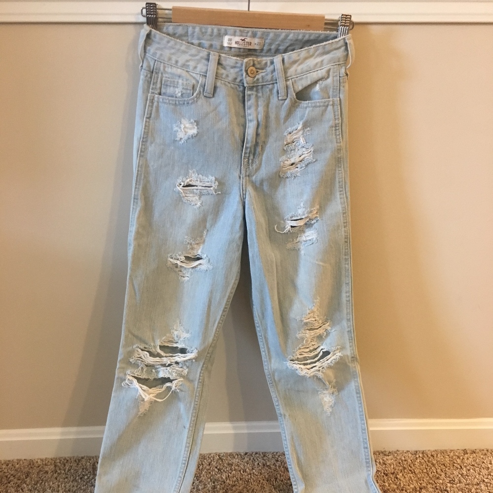 HOLLISTER Boyfriend Jean- Light Wash Destroy!